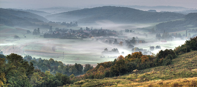 Erdbestattung Hügellandschaft im Nebel